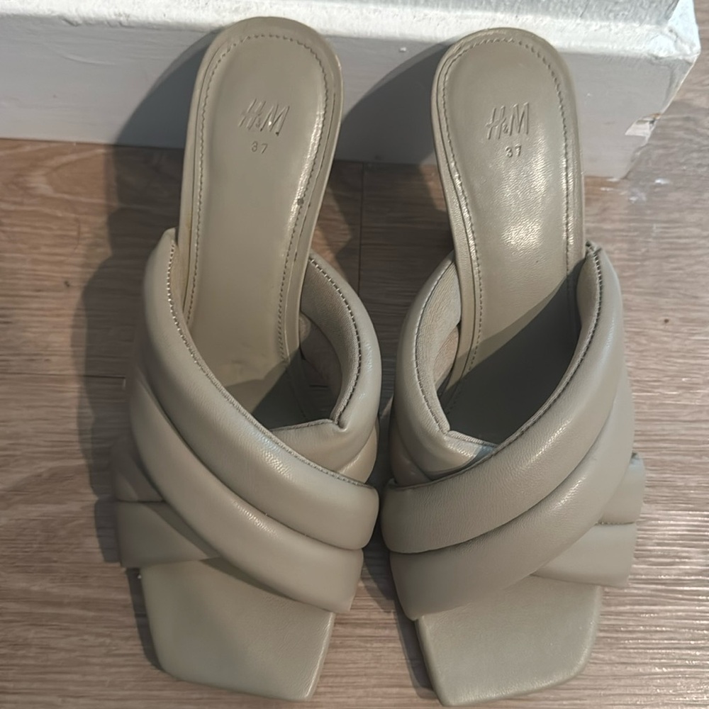 they are very comfortable, you can wear them with jeans, dresses.